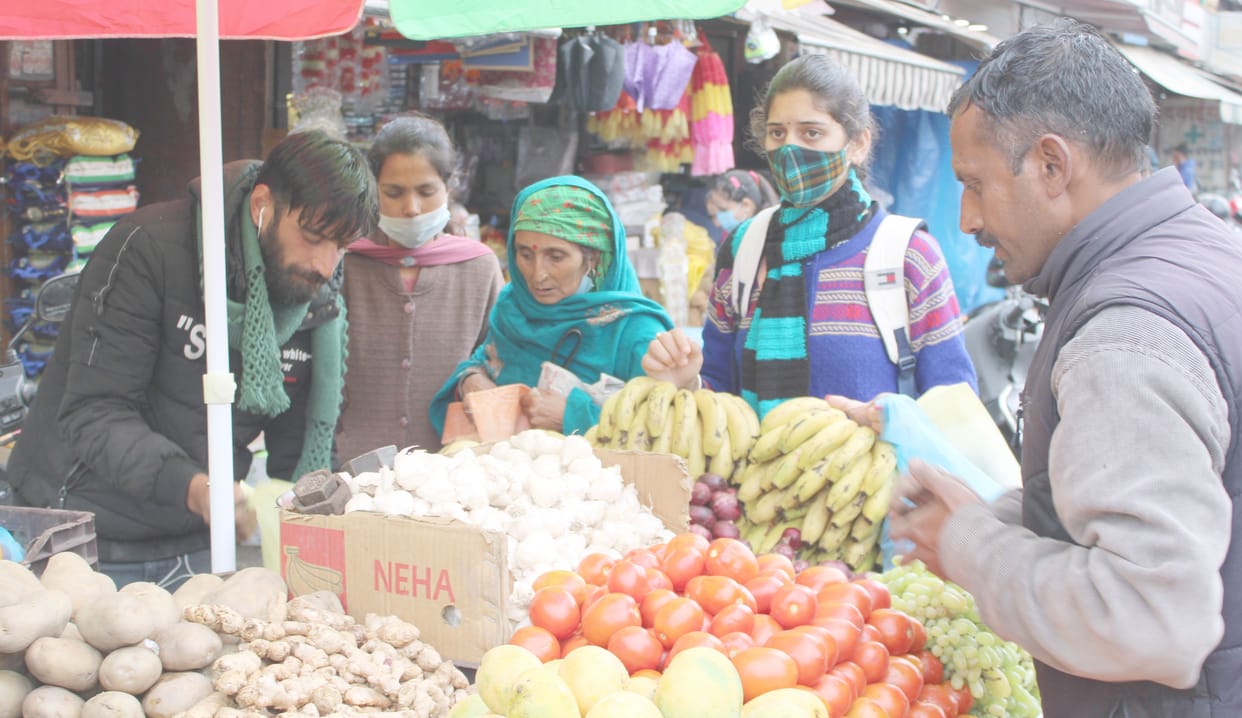 people wandering without mask