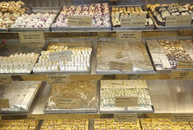 Many sweet shop owner of Chandigarh does not mention expiry date on sweets 