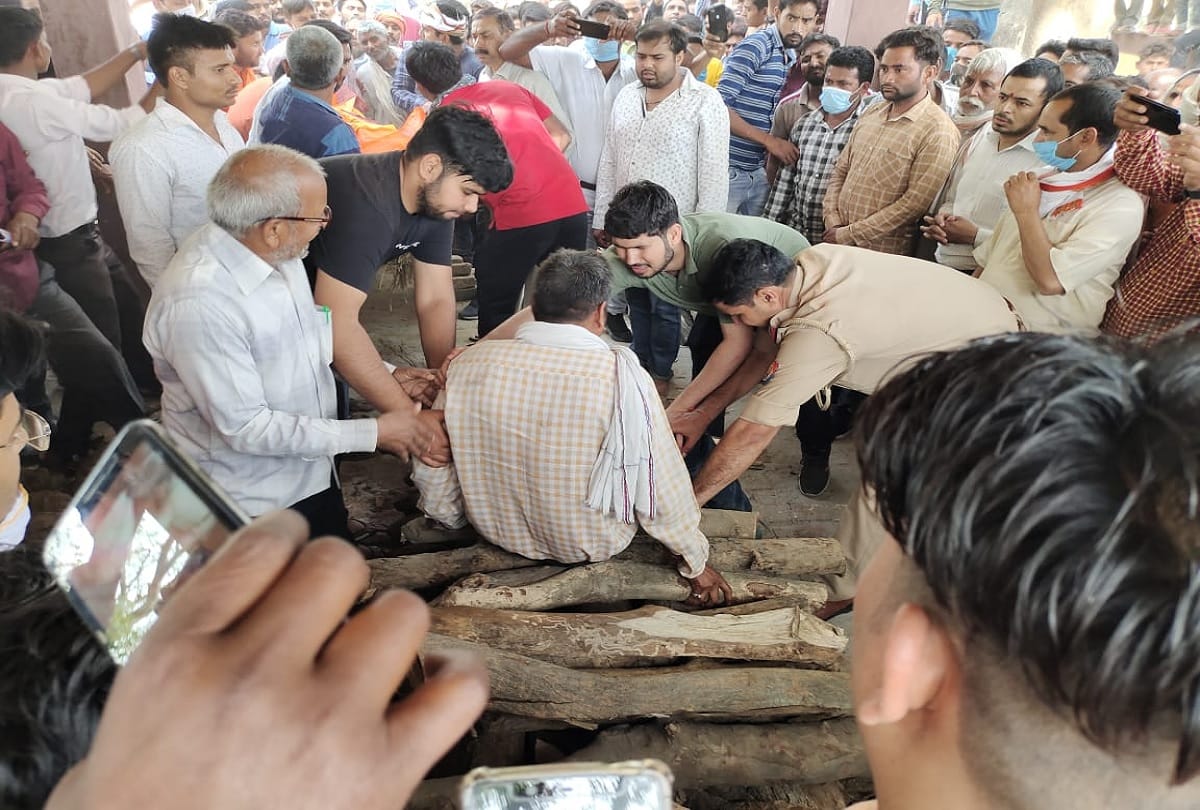 martyr Prashant yadav last rites brother in law lies on pyre demands CBI investigation