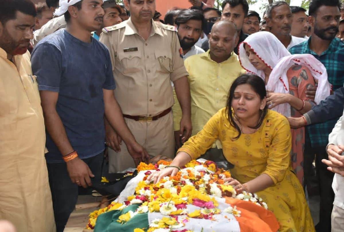 agra daroga murder case: funeral of martyr inspector in Bulandshahr