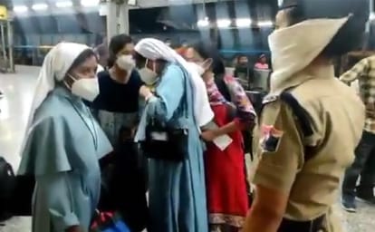 झांसी रेलवे स्टेशन पर ननों से पूछताछ करती पुलिस