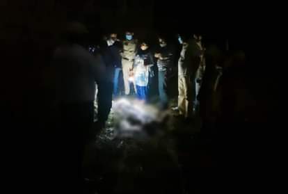 घटनास्थल पर जांच करती पुलिस और एफएसएल टीम।