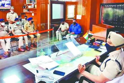 किसानों के भारत बंद को लेकर अधिकारियों की बैठक लेते एसपी जश्नदीप सिंह रंधावा।