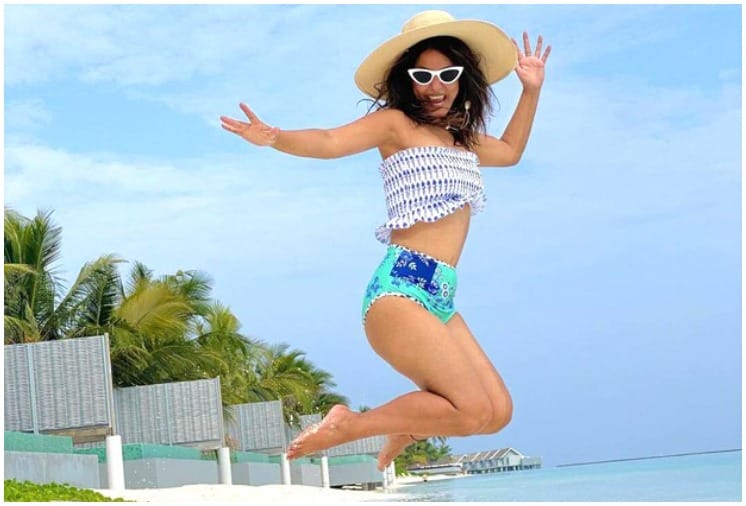 Hina Khan Glamourous Photoshoot in Swimsuit During Maldives Vacation Goes Viral
