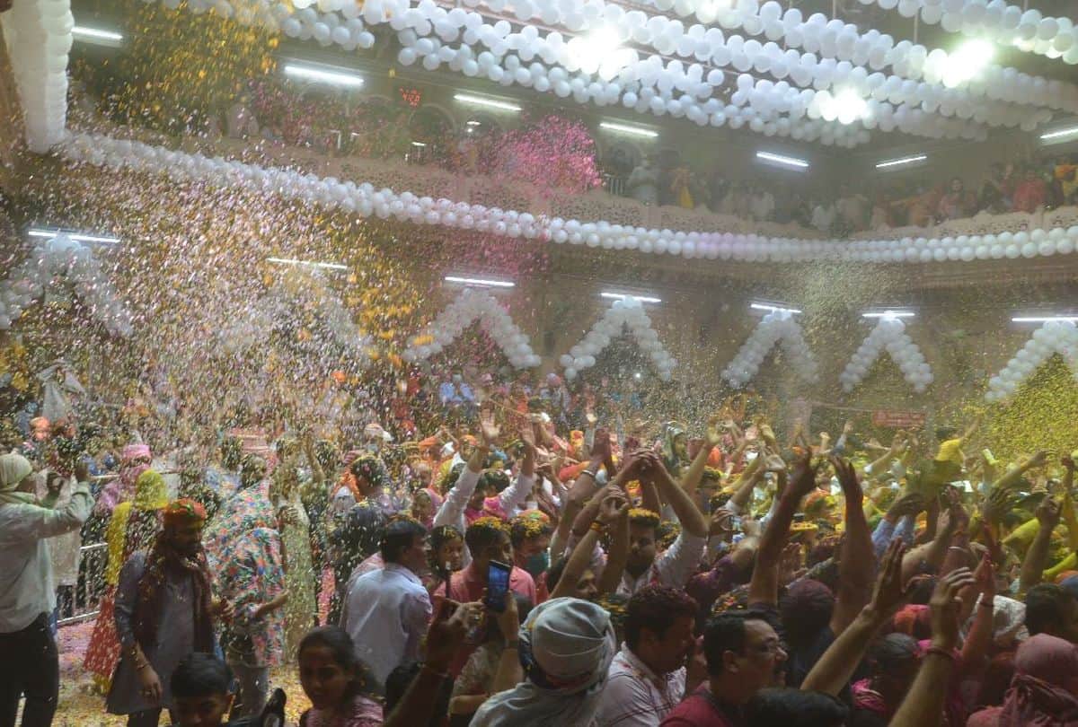 Huge Croud At Banke Bihari Mandir At Rangbhari Ekadashi 2021
