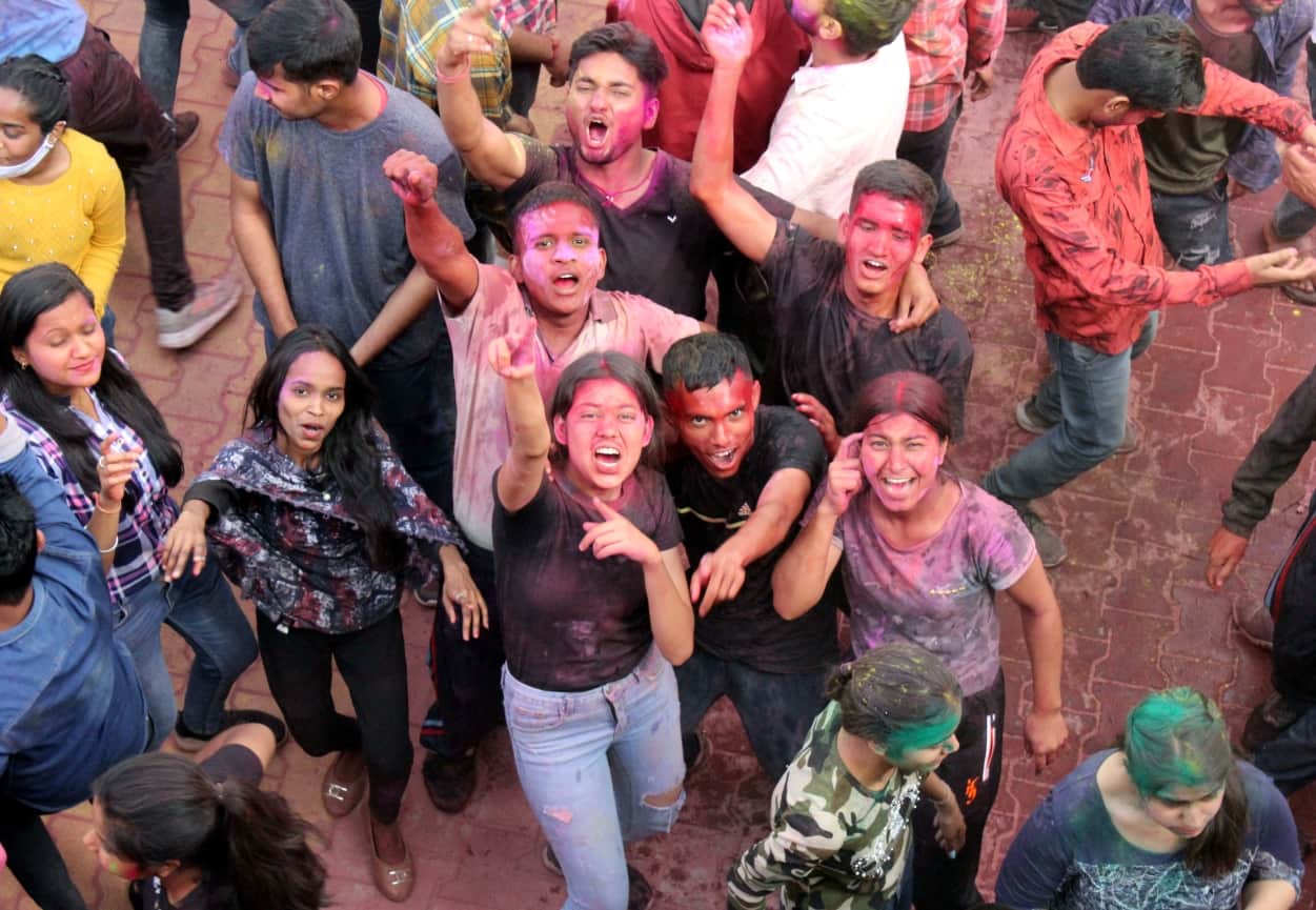 holi 2021 during playing colour not to wear these type of clothes