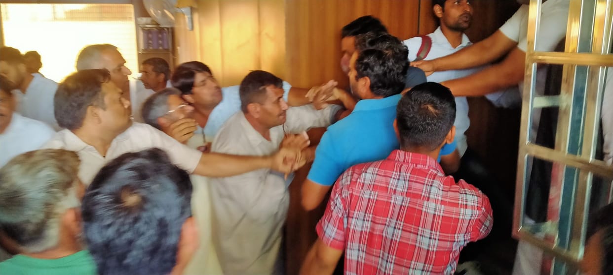 Congress workers clashed in front of  leader,  Opinion to be held in a closed room