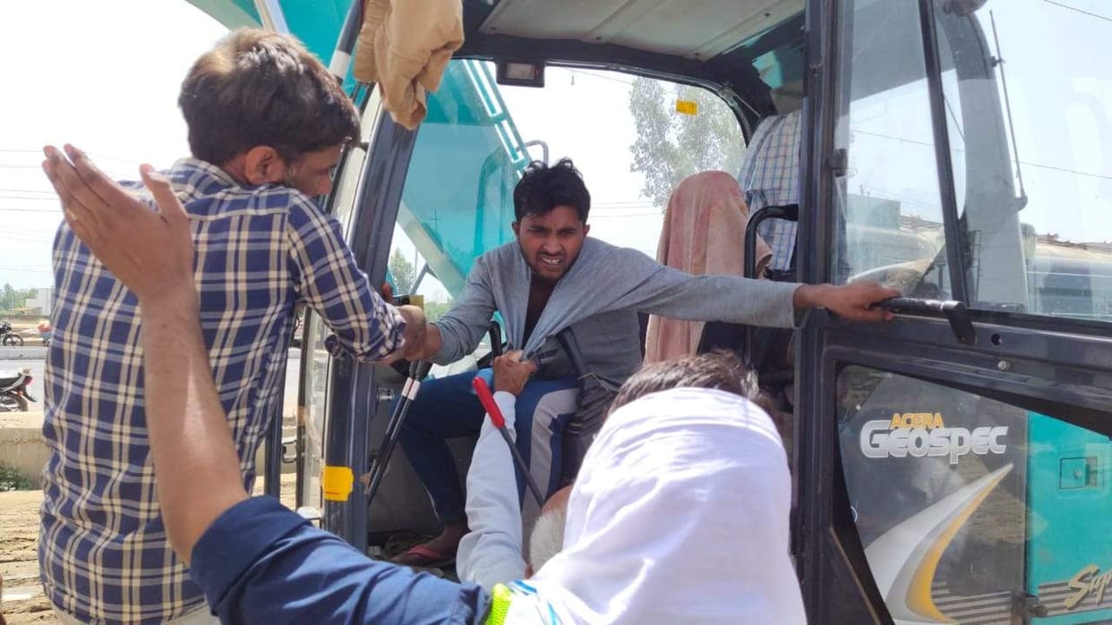 The machine driver of the team who took possession of Sixlane's land was beaten, the workers ran