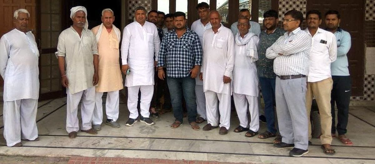 Three miscreants riding a car robbed one lakh 80 thousand rupees on the basis of pistol
