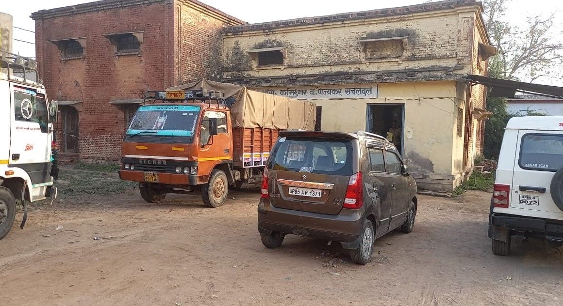 Hathras: Commercial vehicle department's mobile crew caught two vehicles, recovered fine