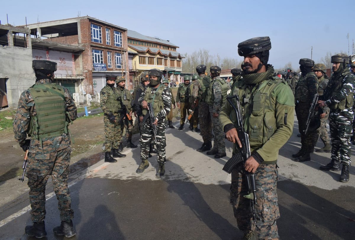 Lawaypora Srinagar Terrorists attacked on CRPF naka party