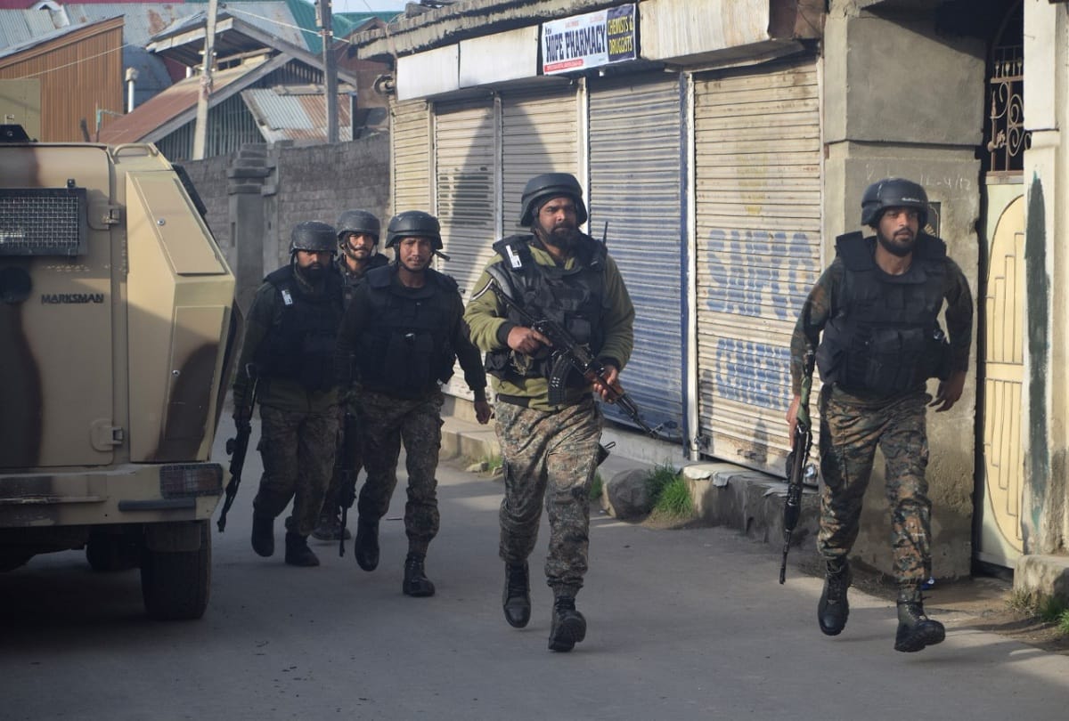 Lawaypora Srinagar Terrorists attacked on CRPF naka party