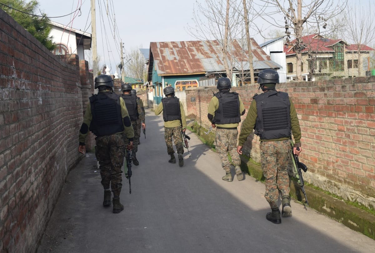 Lawaypora Srinagar Terrorists attacked on CRPF naka party