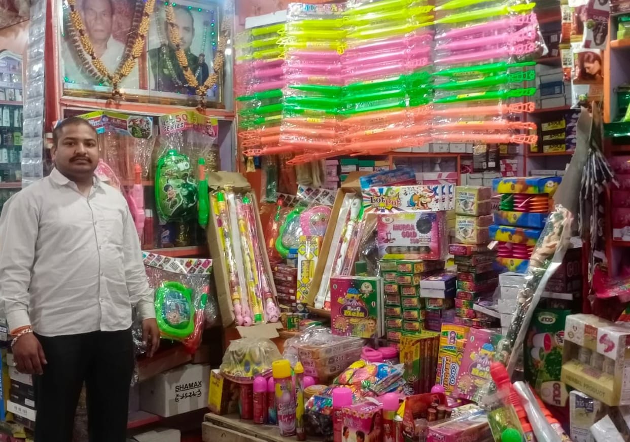 Gulal, Rang and Pichkari less in Janasath's markets