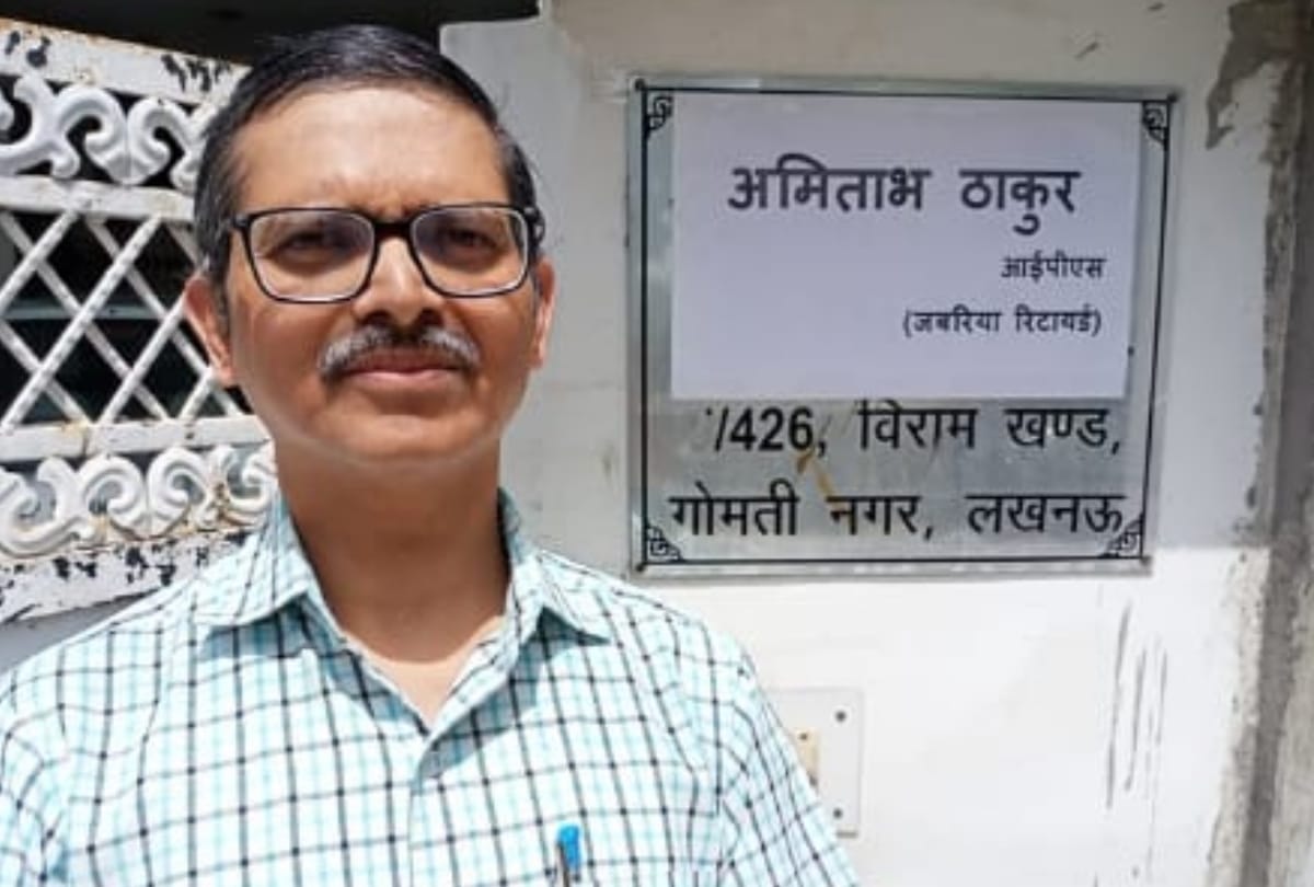 Amitabh Thakur changed the name plate of the house, wrote - IPS (Forced Retired)