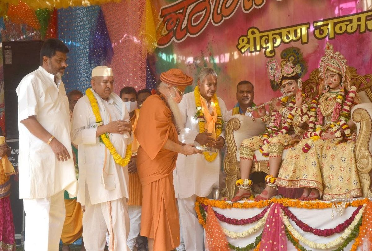 holi celebrated on shri krishna janmabhoomi in mathura