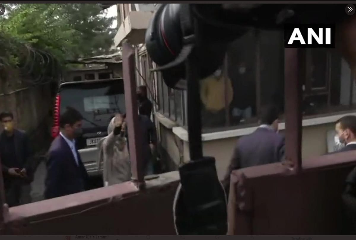 Srinagar: Mehbooba Mufti arrives at ED office in money laundering case