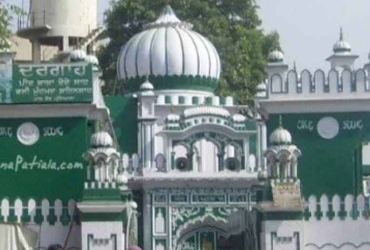 Liquor distribute as offering at Baba Rode shah Samadhi in Punjab