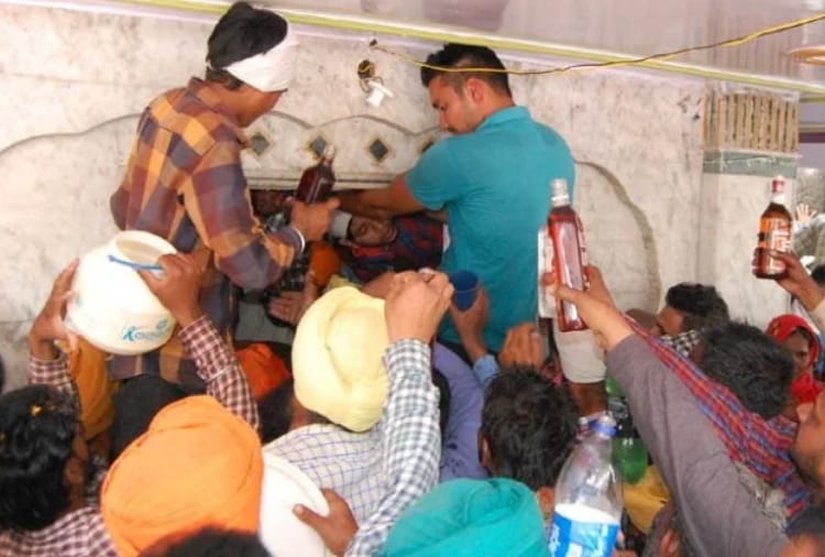 Liquor distribute as offering at Baba Rode shah Samadhi in Punjab