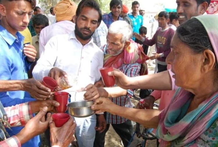 Liquor distribute as offering at Baba Rode shah Samadhi in Punjab