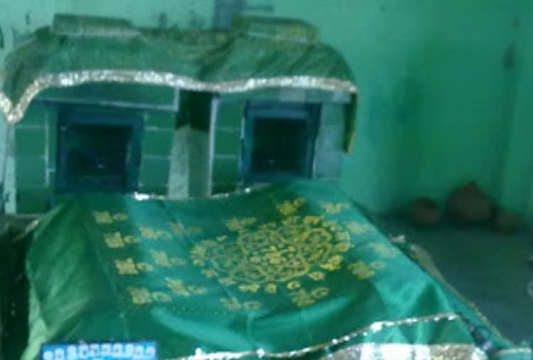 Liquor distribute as offering at Baba Rode shah Samadhi in Punjab