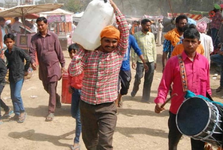 Liquor distribute as offering at Baba Rode shah Samadhi in Punjab