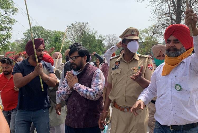 BJP Leaders face protest of Farmers in Ropar of Punjab