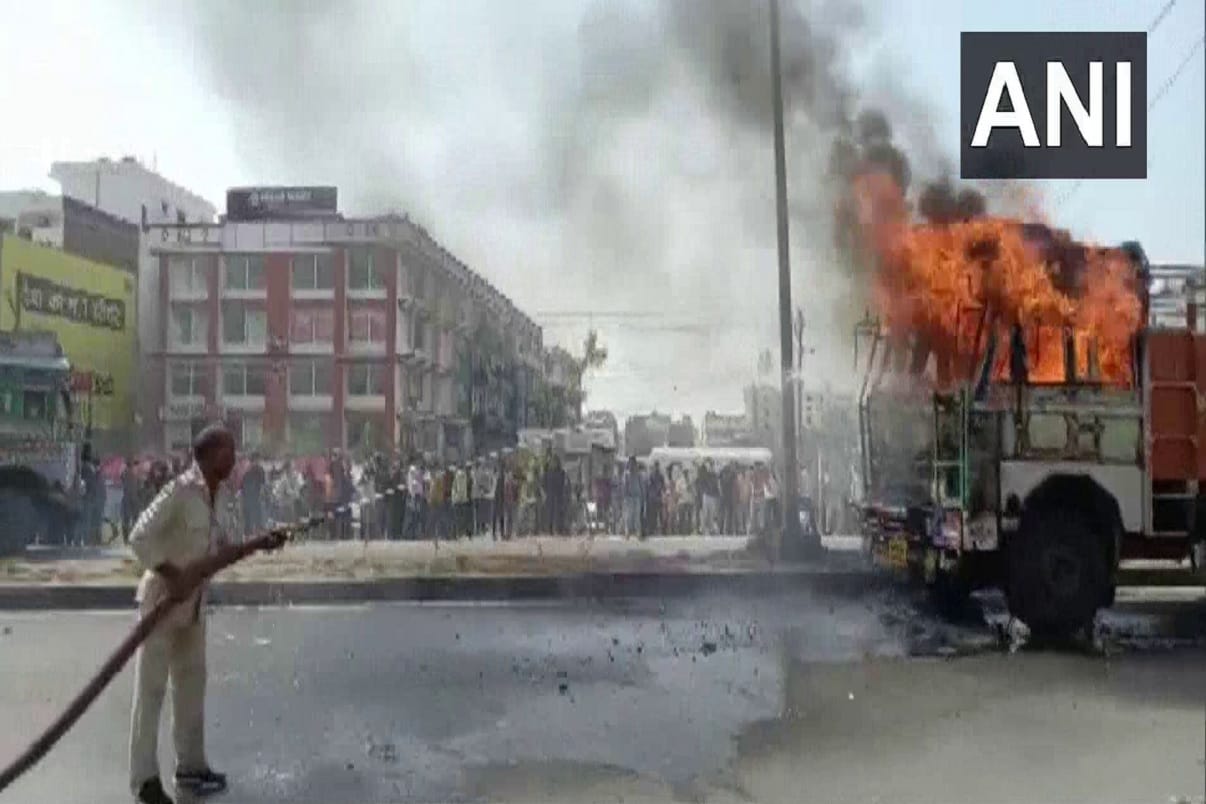 Patna Truck crushed husband and wife woman died people burnt the truck in anger