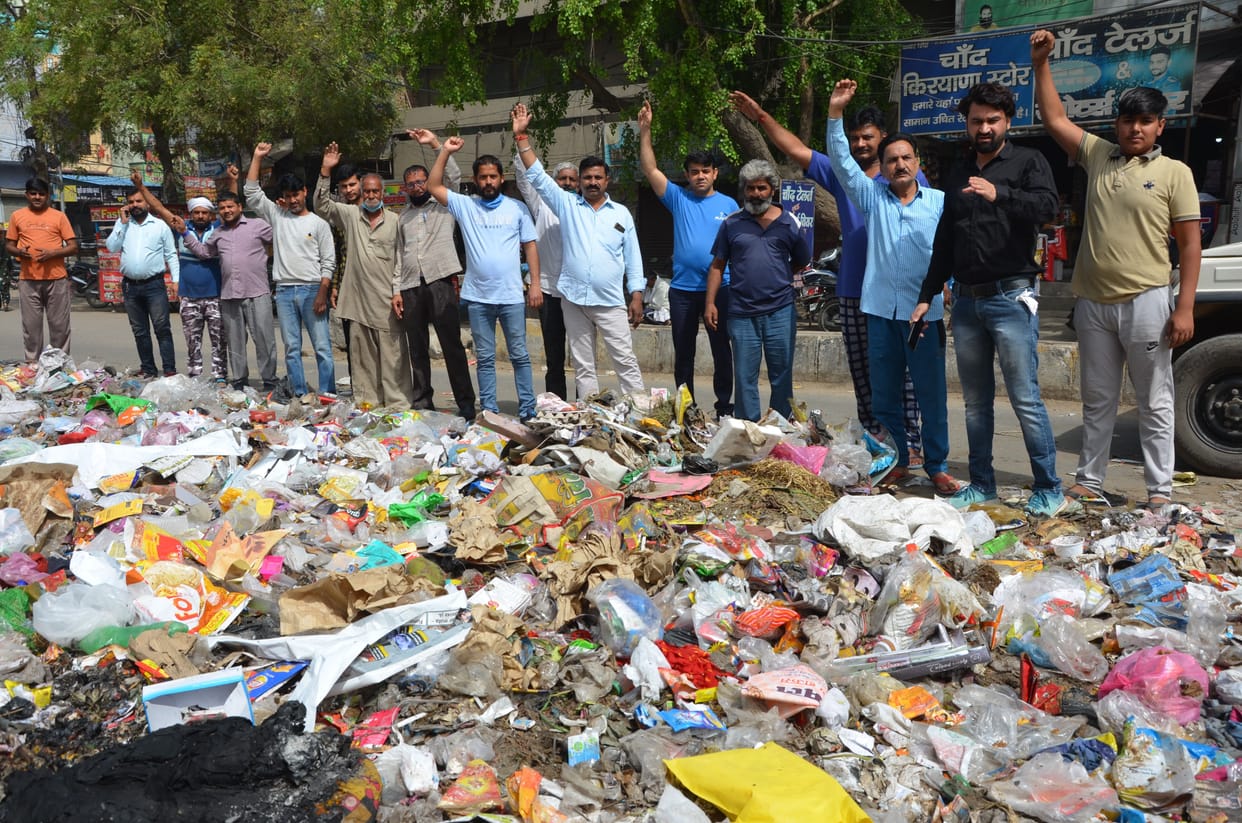 shopkeeprs protest, garbeg on road, nagar parishad