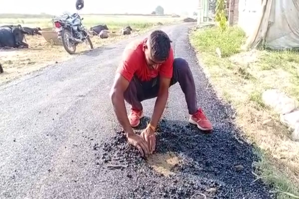 villagers uproar use of substandard material in road construction Chandauli DM constituted inquiry committee