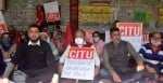 गांधी चौक हमीरपुर पर प्रदर्शन करते सीटू कार्यकर्ता।