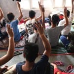 मिजोरम के एक सामुदायिक भवन में म्यांमार से आए शरणार्थी।