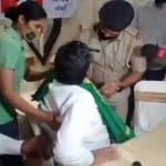 प्रेस वार्ता के दौरान किसान नेता युद्धवीर सिंह को हिरासत में लेती गुजरात पुलिस