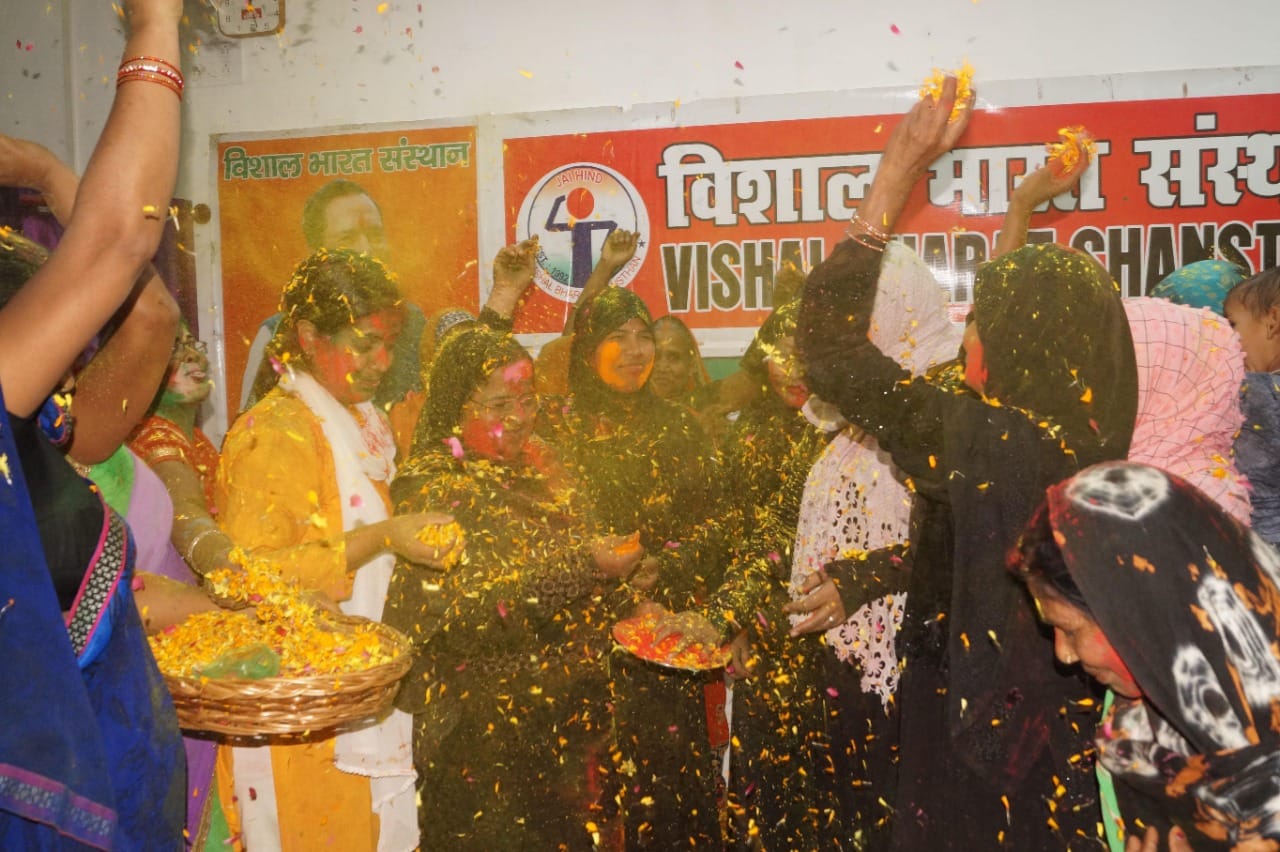 Muslim women celebrate Holi in Varanasi vishal bharat sansthan