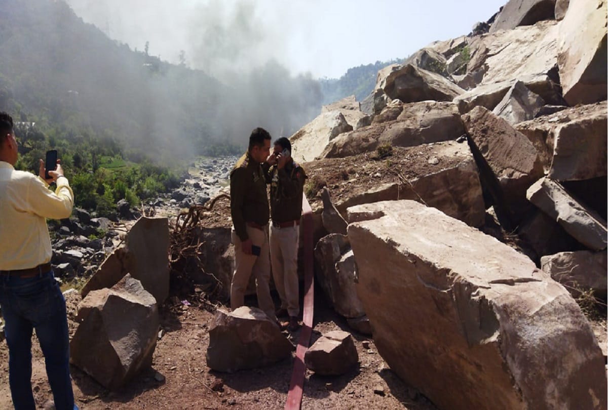 jammu-kashmir national highway closed due to landslide in samroli