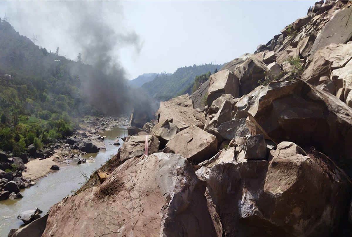 jammu-kashmir national highway closed due to landslide in samroli