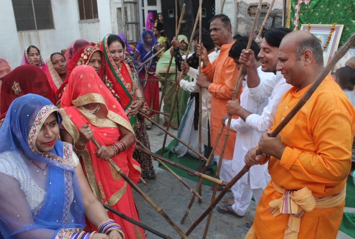 Mathura: Hurriyans showered love sticks on devotees