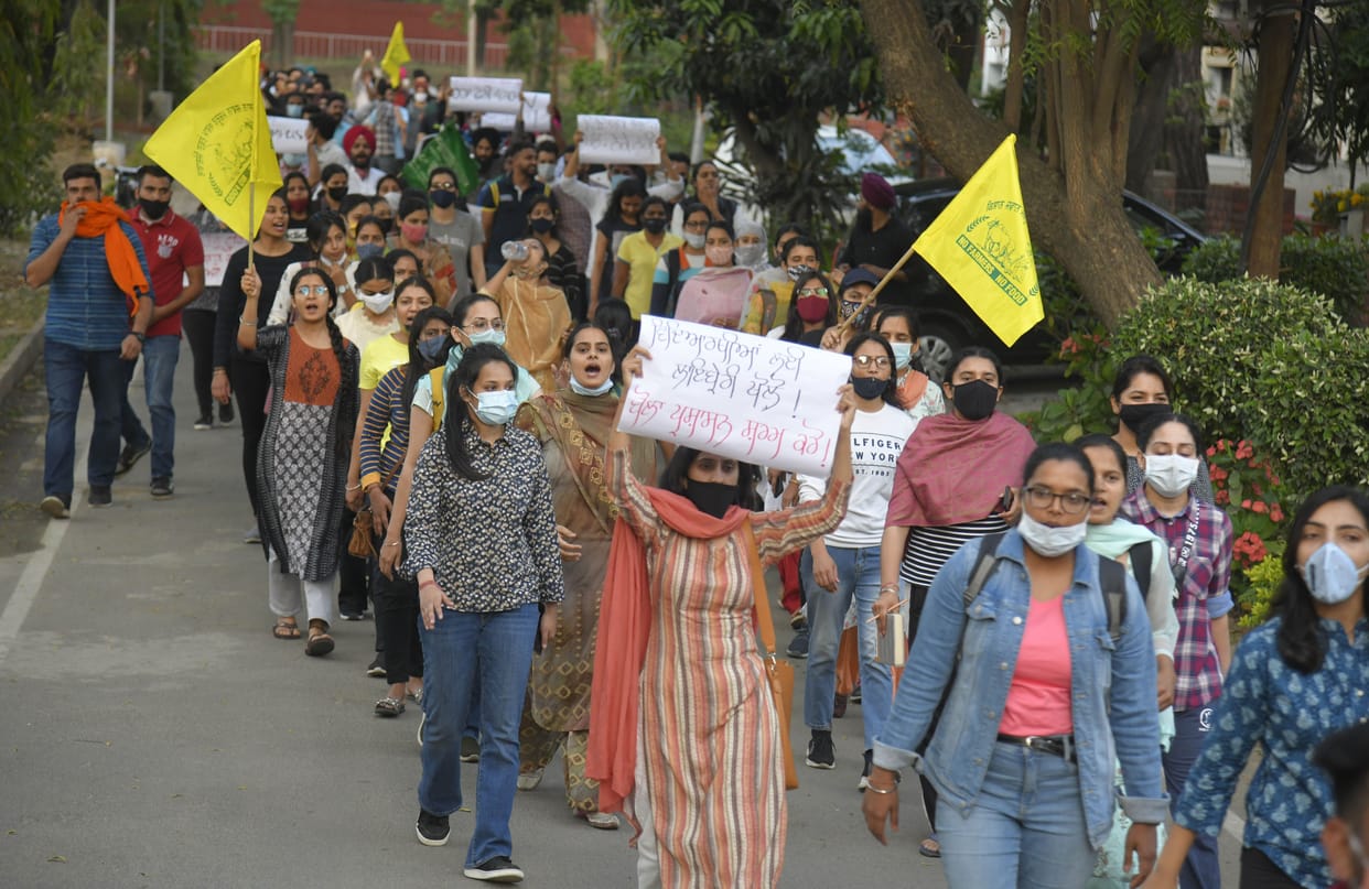 Students took out their fury march, picketing continues, said - Library will be removed only after opening
