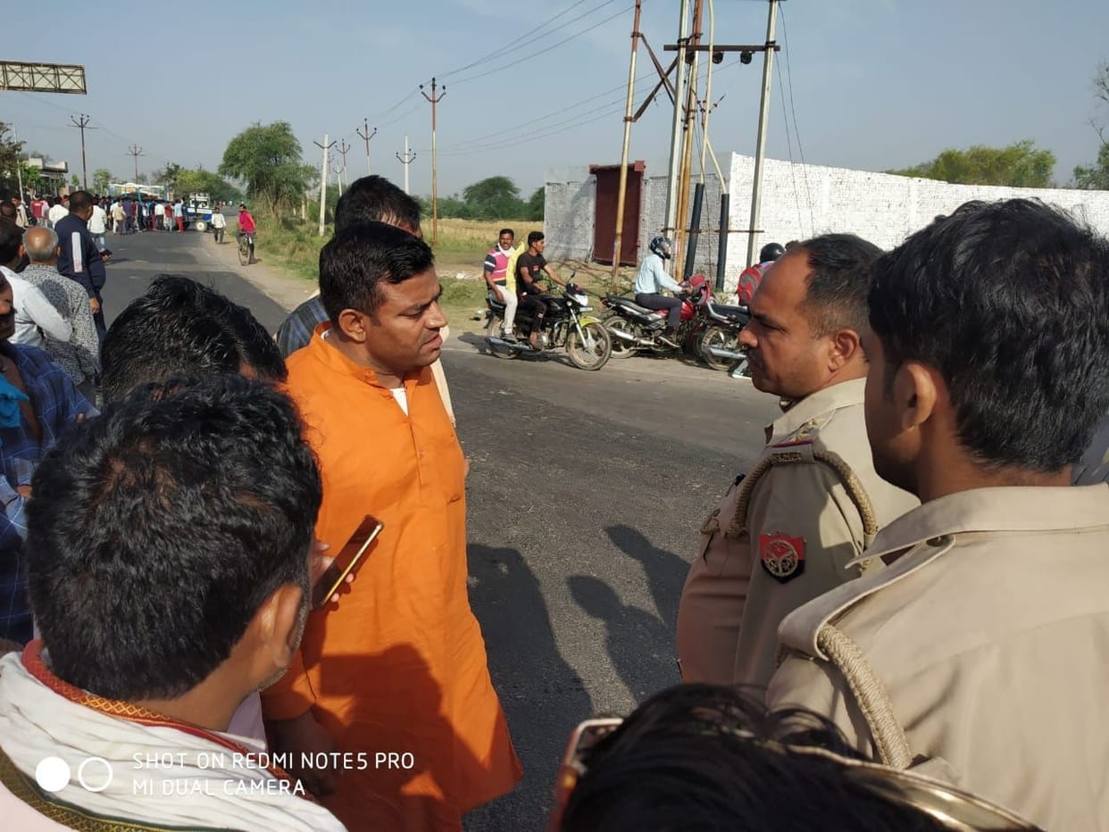 Mathura: truck crushed two people walking, one dead, other injured