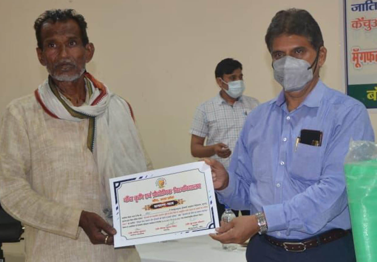 banda news,certificate,52 farmers,given kits,agricalture universety