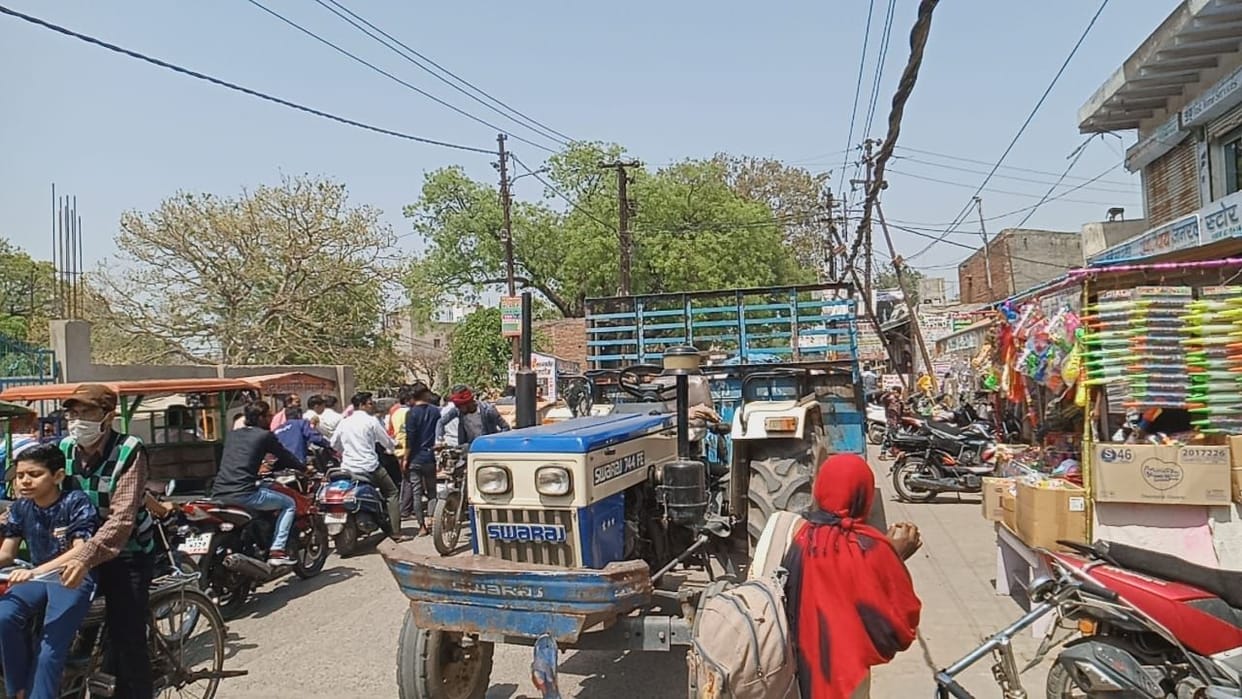 Hathras: Tractor-trolley touched by electric swinging wire, there was chaos