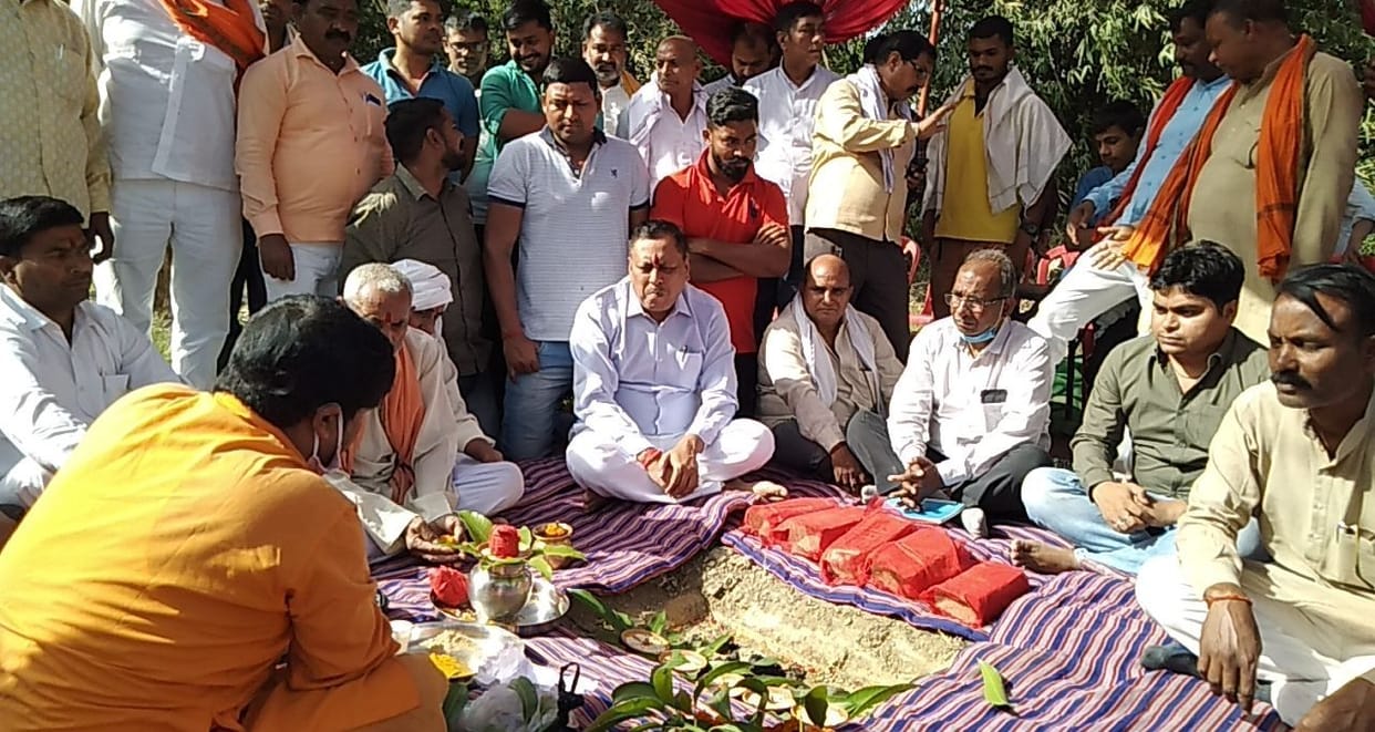 independent feeder layed down in baraipar
