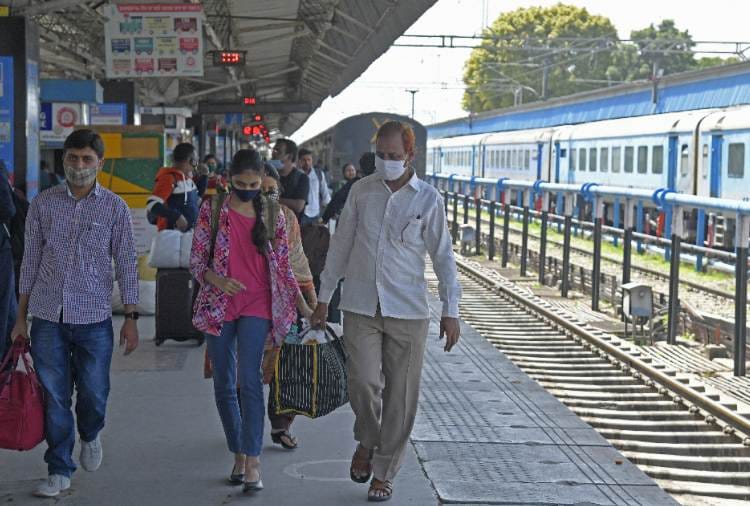 Five Trains Cancelled due to Bharat Bandh 1000 passengers Stuck in Chandigarh railway station