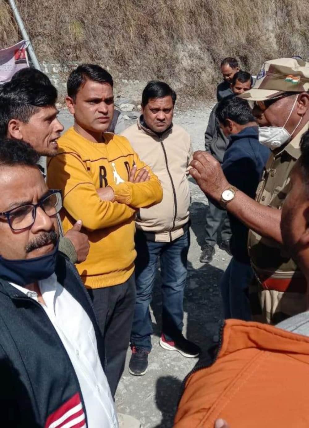 uttarakhand news : CISF jawan pointed revolver on a labour photos