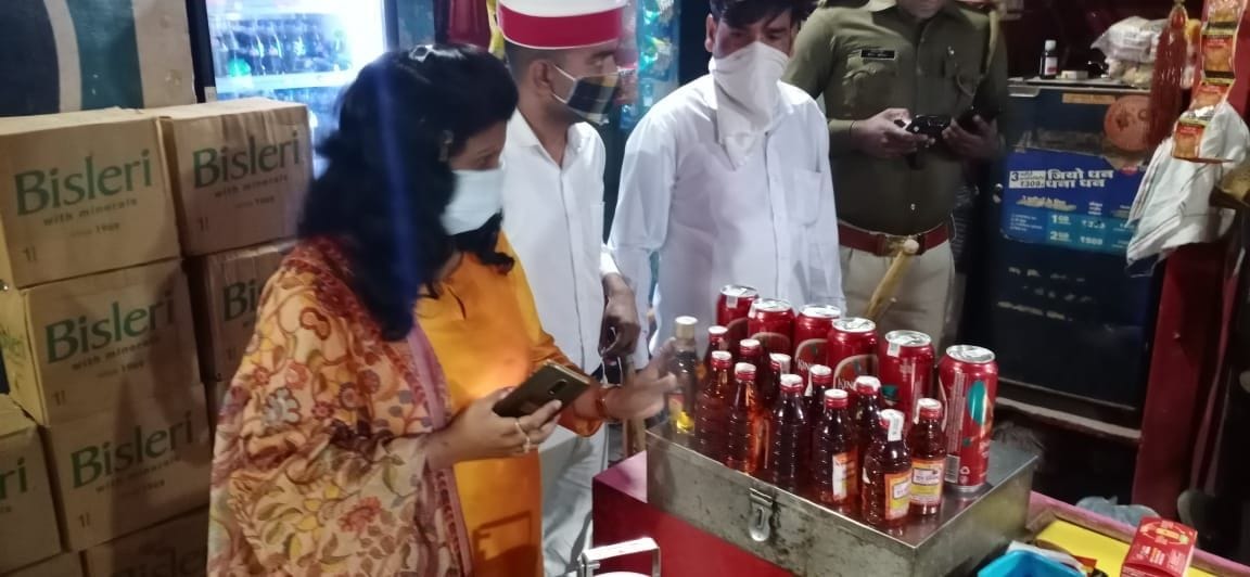 Hathras: SDM caught illegal sale of liquor, two arrested