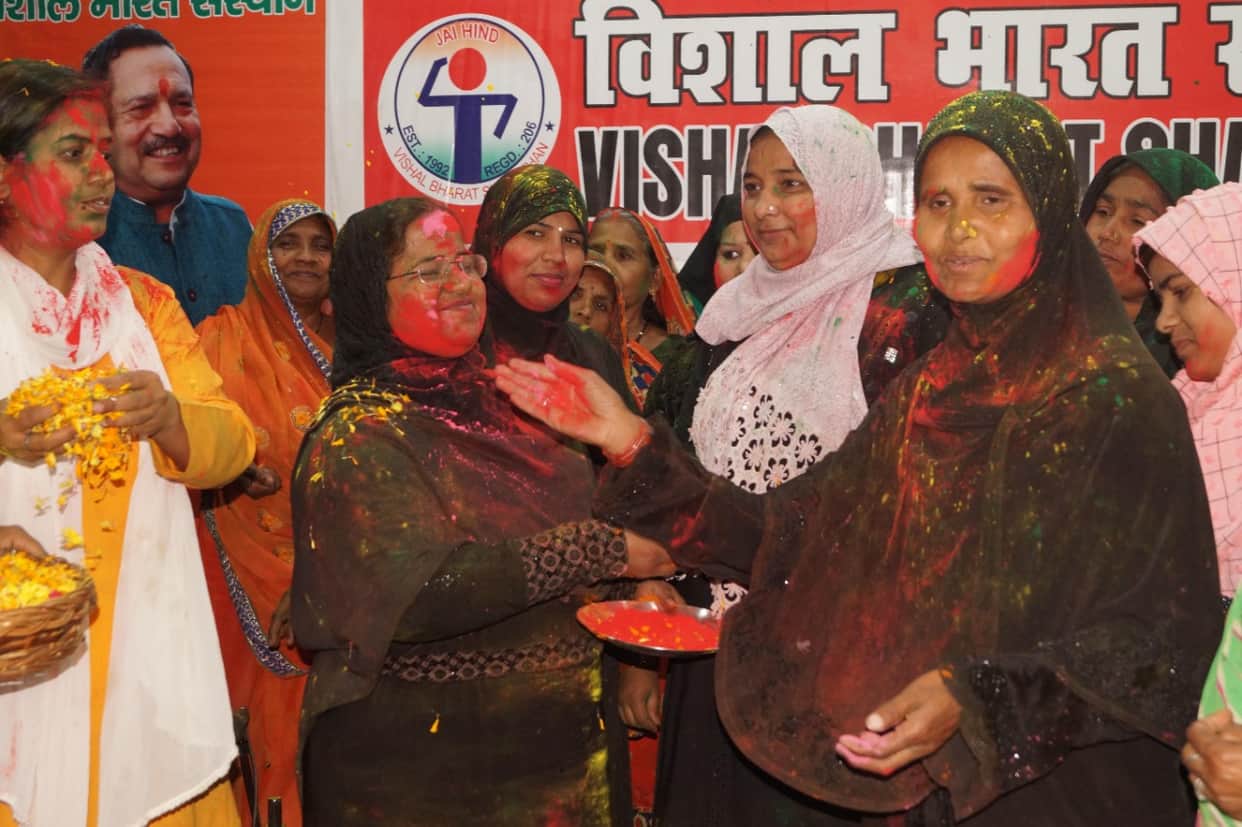 Muslim women celebrate Holi in Varanasi vishal bharat sansthan