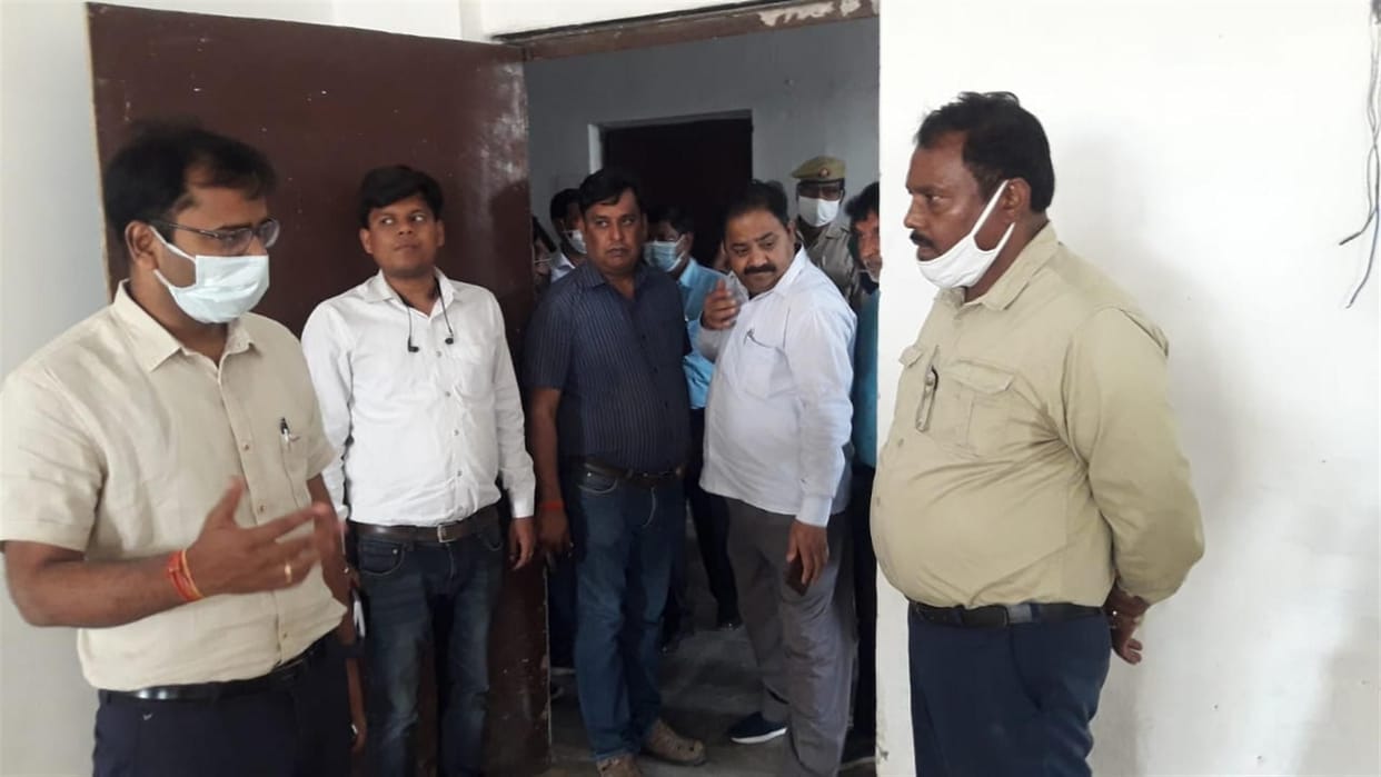 Hathras: DM visited places to build strong room