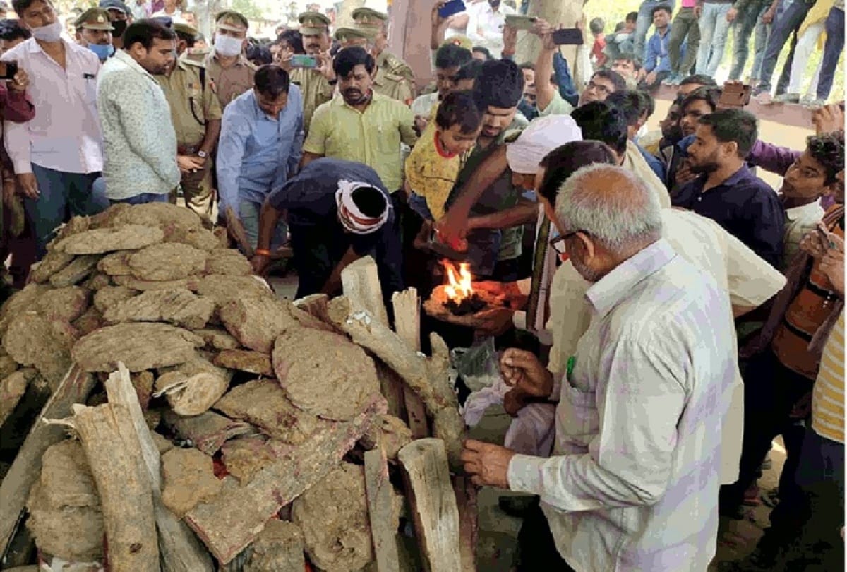 inspector prashant shot dead in agra Innocent child lit his father funeral pyre