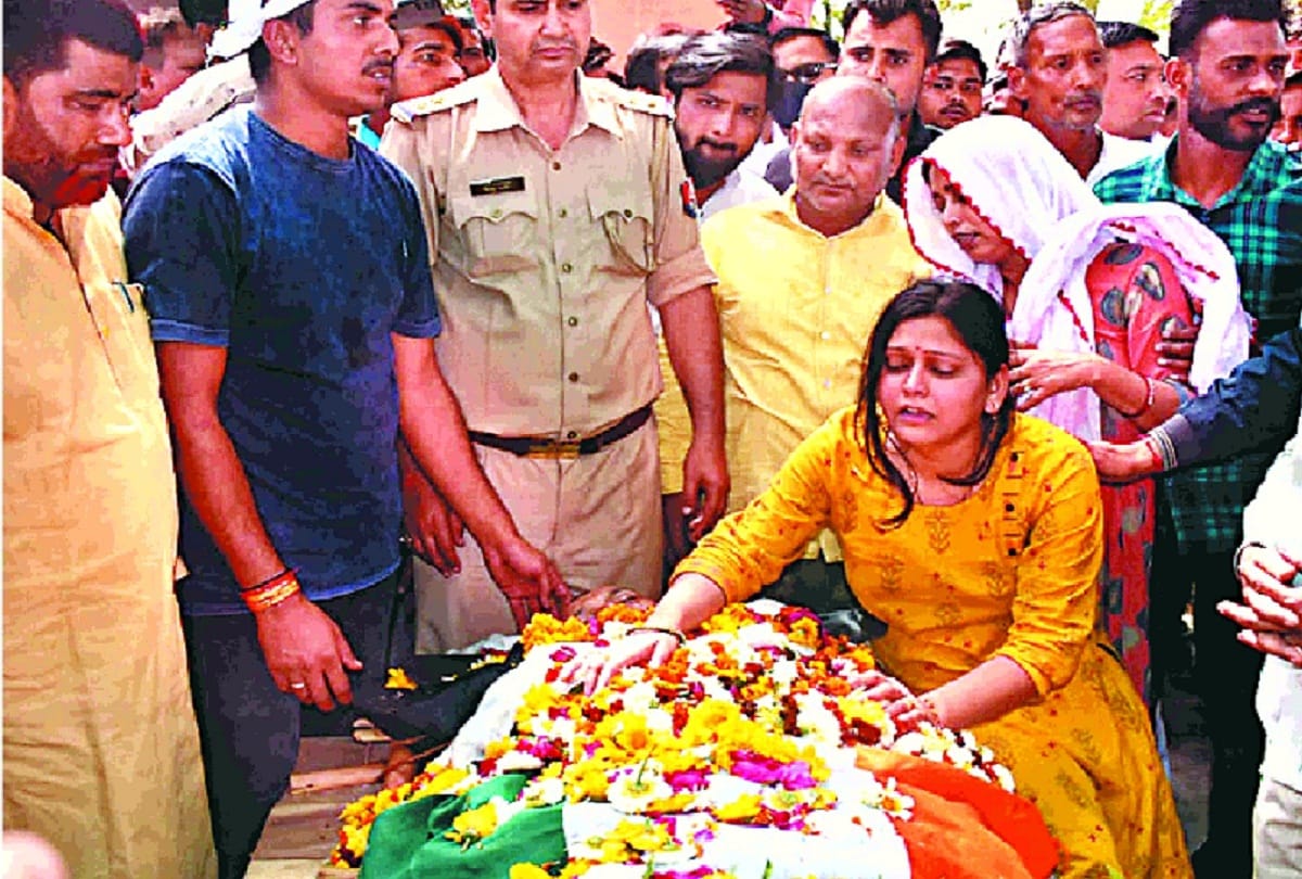 inspector prashant shot dead in agra Innocent child lit his father funeral pyre