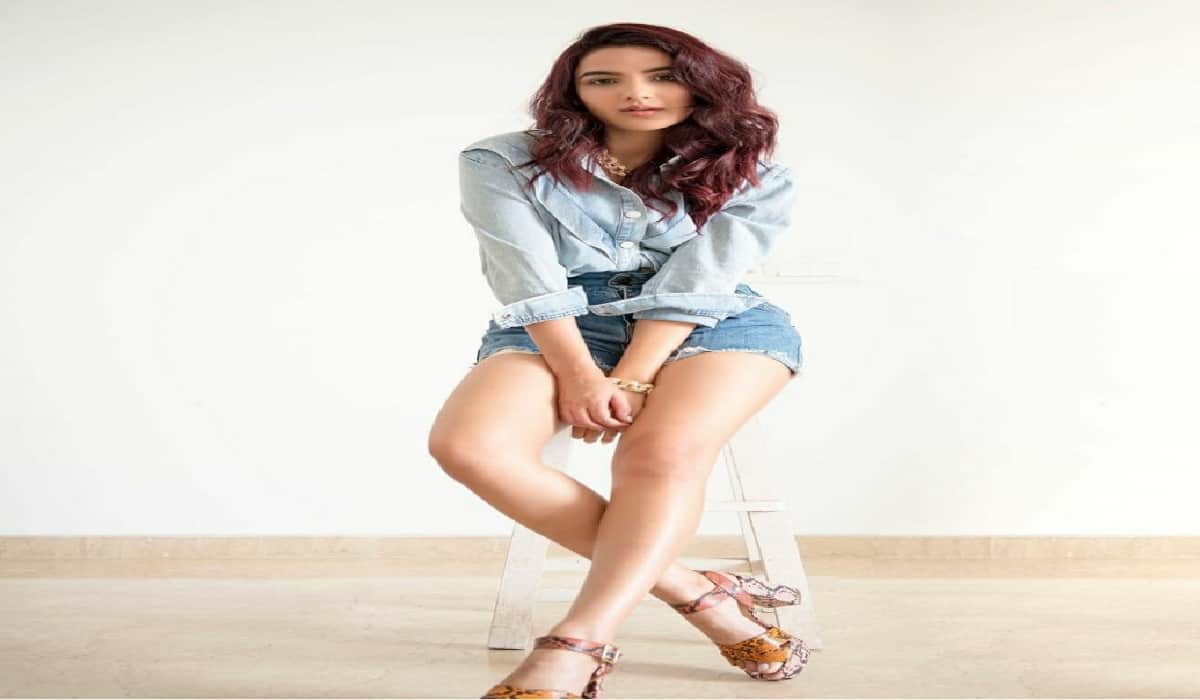 latest denim look of jasmin bhasin in hindi